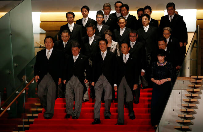 아베 신조 일본 총리(앞줄 왼쪽 셋째)와 각료들이 11일 개각 뒤 연미복을 입고 총리 관저에서 기념사진을 찍고 있다. 도쿄/로이터 연합뉴스