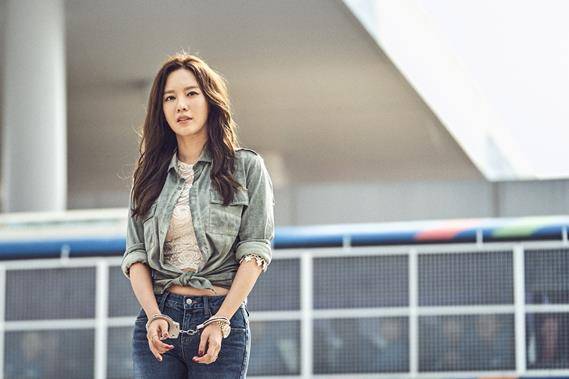 김아중이 새로운 캐릭터로 등장한다. ‘나쁜 녀석들: 더 무비’ 스틸