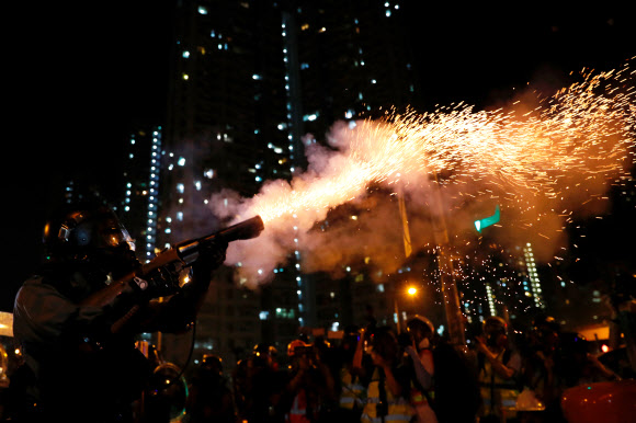 송환법 반대 시위대에 최루가스 쏘는 홍콩 경찰 - 24일 밤 홍콩 웡타이신 지역에서 ‘범죄인 인도 법안’(송환법) 반대 시위대를 해산시키기 위해 진압경찰이 최루가스를 쏘고 있다. 2019.8.25 로이터 연합뉴스