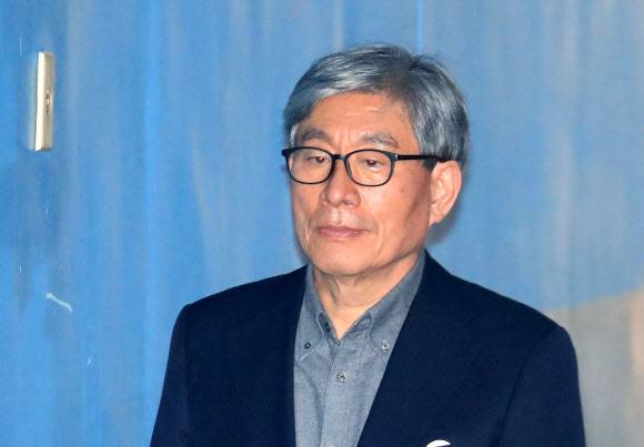 법정 향하는 원세훈 전 국정원장 - 원세훈 전 국정원장2019.1.17 연합뉴스 법정 향하는 원세훈 전 국정원장 - 원세훈 전 국정원장2019.1.17 연합뉴스