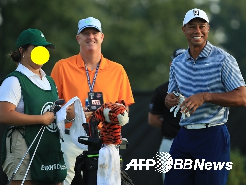 골프의 왕도를 보여준 타이거 우즈. 우즈가 2019년 8월 PGA 투어 BMW 챔피언십 프로암 캐디와 자신의 캐디 조 라카바와 함께한 모습이다. ⓒAFPBBNews = News1