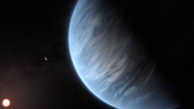 대기 중에 수증기가 확인돼 생명체가 존재할 가능성이 높은 것으로 확인된 외계행성 K2-18b 상상도.ESA 제공