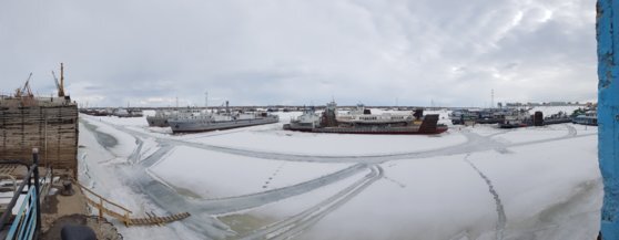 4월이지만 얼어붙은 야쿠츠크 레나강변에 있는 항구. 폭이 수km에 달해 마치 바다항구처럼 보인다. [사진 한국해양수산개발원]
