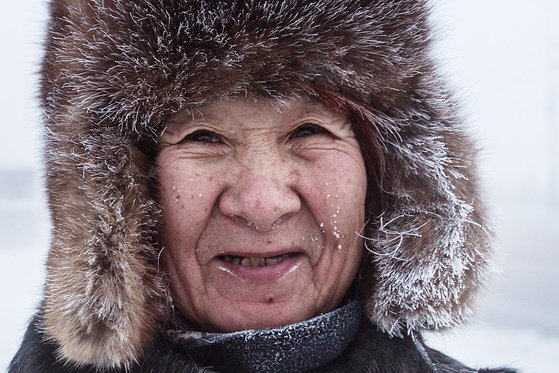 러시아 사하공화국의 수도 야쿠츠크에서 만난 한 여인. 한국에서 보기 드문 두꺼운 털모자를 쓴 것을 빼면 우리나라 여느 할머니의 모습과 다르지 않다. 사하공화국은 연중 최저기온이 영하 64.7도에 달할 정도로 추운 지역이다. [신화사=연합]