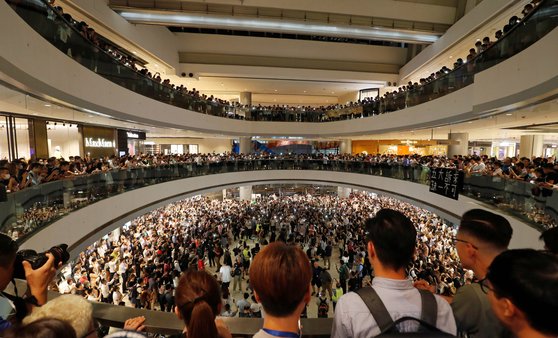 12일(현지시간) 홍콩 IFC몰에서 민주화를 요구하는 시위대 수천명이 모여있다. [로이터=연합뉴스]
