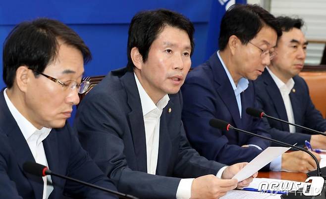 (서울=뉴스1) 이종덕 기자 = 이인영 더불어민주당 원내대표가 10일 서울 여의도 국회에서 열린 원내대책회의에서 발언하고 있다. 이인영 원내대표는 "검찰이 열흘 동안 30여건 피의사실 유포 흔적 있다"며, "윤석열 검찰총장의 중립성 독립성 신뢰하지만 검찰은 어떤 경우에도 정치해서는 안된다는 명령을 명심하길 바란다"고 말했다. 2019.9.10/뉴스1 <저작권자 © 뉴스1코리아, 무단전재 및 재배포 금지>