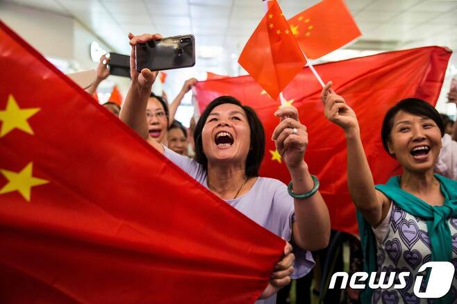 친중시위대가 오성홍기를 흔들며 구호를 외치고 있다. © AFP=뉴스1