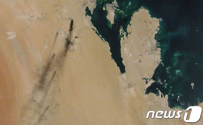 미 항공우주국(NASA)이 공개한 14일 후티 반군의 사우디아라비아 국영 석유 기업 '아람코' 유전 시설 공격 이후 화재가 발생한 모습을 담은 위성 사진. © AFP=뉴스1
