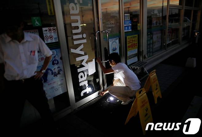 지난 9일 제15호 태풍 '파사이'의 영향으로 전기 공급이 끊긴 일본 지바현 기사라즈시의 상점가. © 로이터=뉴스1