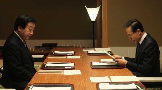 2011년 노다 요시히코 일본 총리(왼쪽)와 만나는 이명박 대통령. [중앙포토]