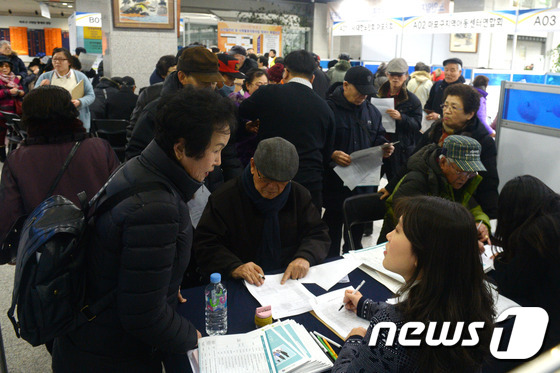 서울 마포구청에서 어르신들이 취업상담을 받고 있다.  © News1 황기선 기자