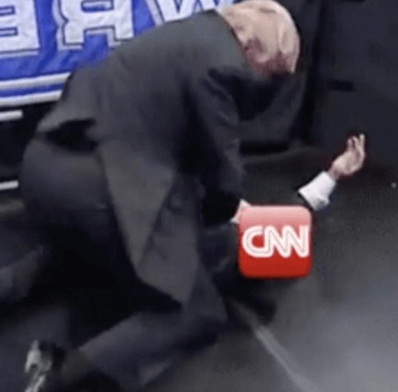 2017년 7월 도널드 트럼프 미국 대통령이 자신의 트위터에 리트윗했던 영상. 트럼프 대통령의 얼굴이 합성된 남성이 CNN의 로고가 합성된 남성의 얼굴을 향해 주먹을 날리는 모습. [중앙포토]