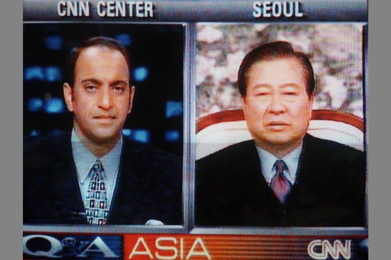 1998년 김대중 전 대통령의 CNN 인터뷰 모습. [중앙포토]