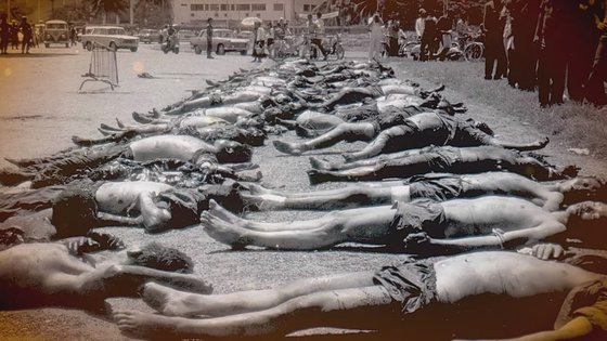 캄보디아에서 1970년대 벌어진 대학살 당시 거리에 시신 수십 구가 놓여있는 모습. [NEW FACES GOP 캡처]