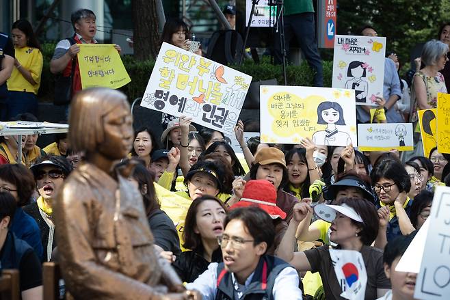 제1405차 일본군 성노예제 문제 해결을 위한 정기 수요시위가 열린 18일 서울 종로구 옛 일본대사관 앞에서 참가자들이 구호를 외치고 있다. [뉴스1]