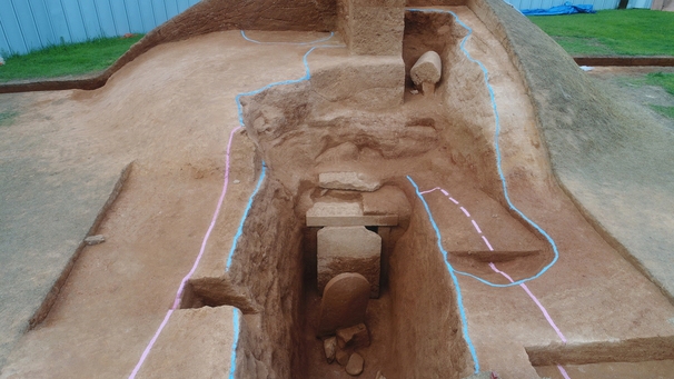 무덤 석실 앞부분의 묘표석과 봉토층 안에서 나온 묘표석을 함께 찍은 사진이다. 기존 한반도 고대고분에서 볼 수 없었던 유물이다.