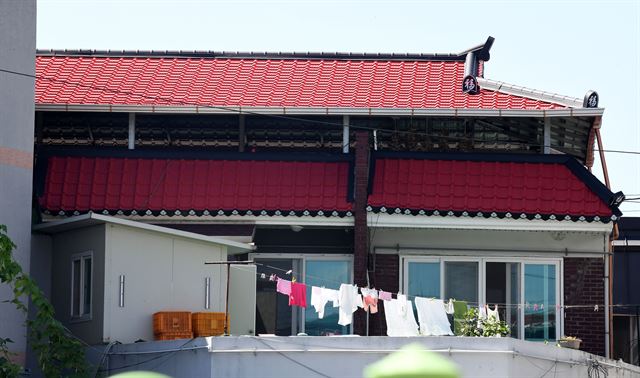 16일 경기 이천시 한 읍내의 다세대 주택 옥상에 설치된 지붕의 모습.