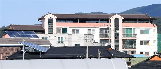 이천시 한 읍내의 아파트 옥상에 컬러강판 지붕이 가설돼 있다.