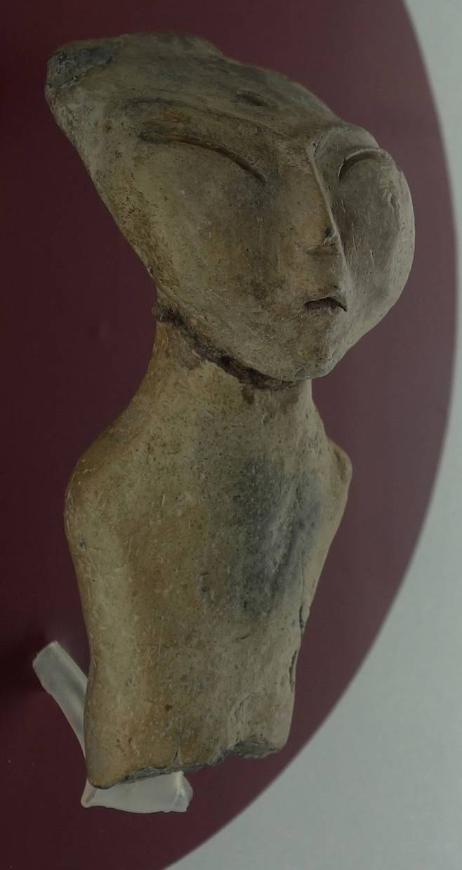 8천년 전 아무르(흑룡강)의 신석기시대 유적에서 발견된 편두를 한 여신상. 강인욱 제공