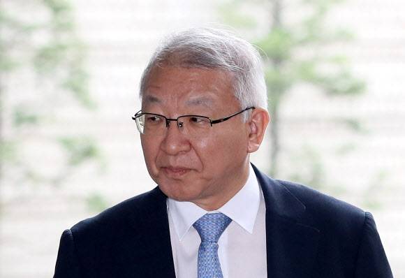법정 향하는 양승태 전 대법원장 - 사법행정권 남용 의혹을 받는 양승태 전 대법원장이 9일 오전 서울 서초구 서울중앙지법에서 열린 속행 공판에 출석하기 위해 법정으로 향하고 있다. 2019.9.9 연합뉴스 법정 향하는 양승태 전 대법원장 - 사법행정권 남용 의혹을 받는 양승태 전 대법원장이 9일 오전 서울 서초구 서울중앙지법에서 열린 속행 공판에 출석하기 위해 법정으로 향하고 있다. 2019.9.9 연합뉴스