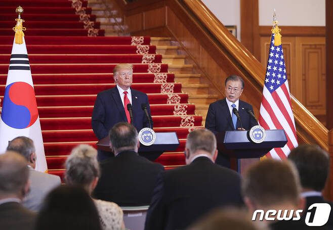문재인 대통령과 트럼프 미국 대통령이 30일 오후 청와대에서 공동기자회견을 하고 있다. (청와대) 2019.6.30/뉴스1