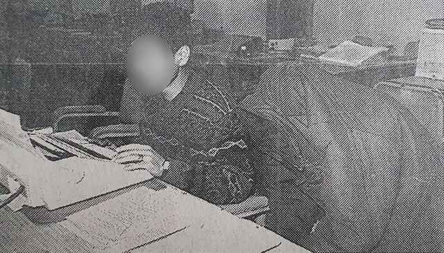 화성연쇄살인사건의 유력한 용의자로 지목된 이춘재(56ㆍ오른쪽)가 1994년 충북 청주시에서 처제를 성폭행한 뒤 살인한 혐의로 검거돼 옷을 뒤집어쓴 채 경찰조사를 받고 있는 모습. 중부매일제공=연합뉴스
