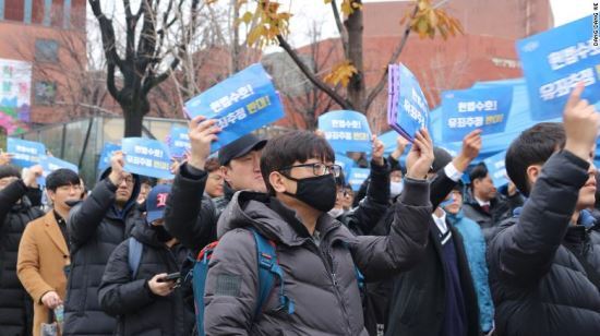 지난해 11월 서울에서 열린 '반페미니스트 집회'에서 성폭행 혐의로 기소된 남성들에 대한 공정한 재판을 요구하는 남성들이 집회를 하고 있다. CNN 캡처