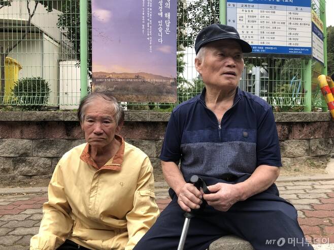 20일 오후 대구 달서구 와룡산 앞에서 고 박찬인군의 아버지 박건서씨(67·왼쪽)와 김영규군의 아버지 김현도씨(71)가 와룡산을 쳐다보며 말을 하고 있다./사진=유효송 기자