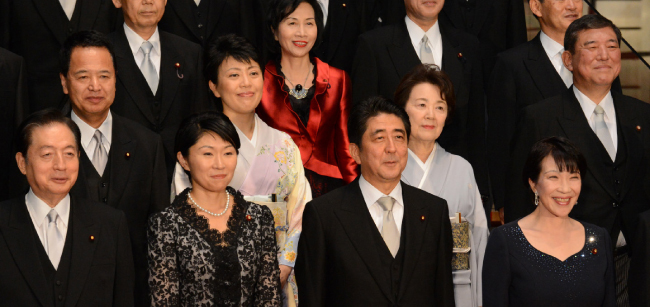9월 3일 개각으로 새로 출발한 일본 아베 신조(왼쪽에서 세번째) 내각의 각료 대부분이 우익 성향 단체인 ‘일본회의’에 소속된 것으로 알려졌다. [신화=뉴시스]