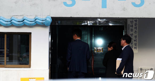 23일 오전 검찰 관계자들이 압수수색을 위해 서울 서초구 방배동 조국 법무부 자택으로 들어서고 있다. 2019.9.23/뉴스1 © News1 황기선 기자