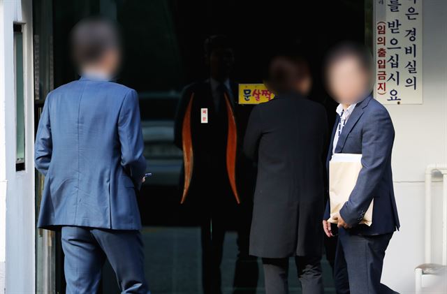 23일 오전 서울 서초구 방배동 조국 법무부 장관의 자택으로 검찰 관계자들이 압수수색을 하기 위해 들어가고 있다. 연합뉴스