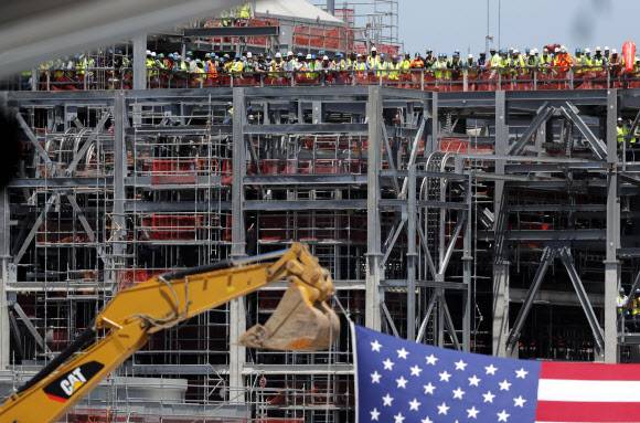 - 14일(현지시간) 미국 루이지애나주 헥베리에 있는 셈프라 에너지 캐머런 액화천연가스(LNG)수출 터미널에서 LNG 시설 노동자들이 도널드 트럼프 미 대통령의 도착을 기다리고 있다.헥베리 AP 연합뉴스 - 14일(현지시간) 미국 루이지애나주 헥베리에 있는 셈프라 에너지 캐머런 액화천연가스(LNG)수출 터미널에서 LNG 시설 노동자들이 도널드 트럼프 미 대통령의 도착을 기다리고 있다.헥베리 AP 연합뉴스