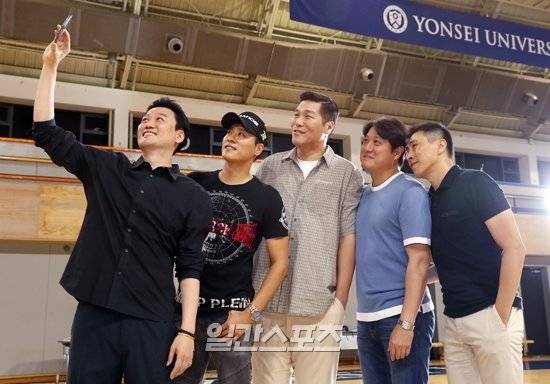 연대농구부 5인방 (왼쪽부터)김훈 우지원 서장훈 문경은 이상민이 서울 연세대학교 체육관에서 일간스포츠 창간 50주년 기념인터뷰를 위해 만나 셀카 촬영을 하고 있다. 김민규 기자
