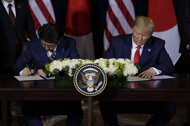 도널드 트럼프 미국 대통령(오른쪽)과 아베 신조 일본 총리가 9월25일(현지시간) 미국 뉴욕의 인터콘티넨털 바클레이 호텔에서 무역협정에 서명하고 있다. ⓒ 연합뉴스