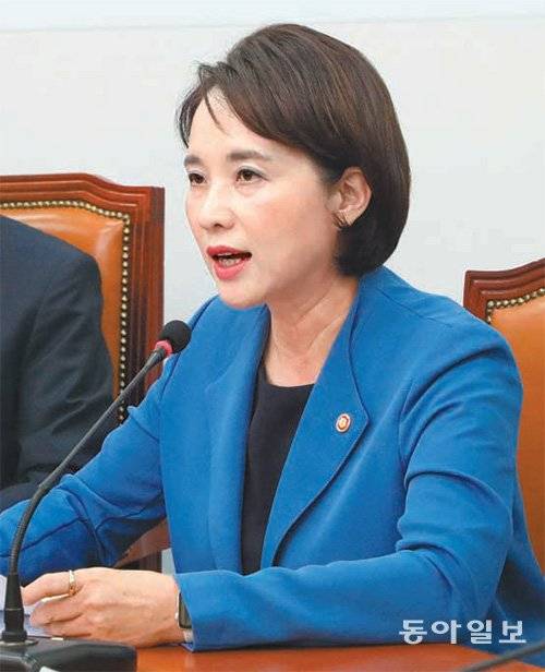 26일 국회에서 열린 더불어민주당 교육공정성강화특별위원회-교육부 연석회의에서 유은혜 사회부총리 겸 교육부 장관이 모두발언을 하고 있다. 안철민 기자 acm08@donga.com