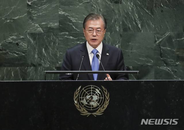 【뉴욕=뉴시스】전신 기자 = 문재인 대통령이 지난 24일(현지시간) 뉴욕 유엔 총회 본회의장에서 기조연설을 하고 있다. 2019.09.25. photo1006@newsis.com