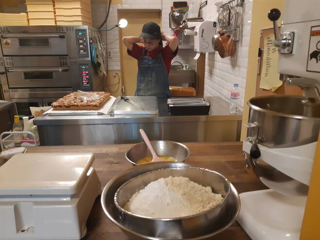 서울 마포구 서교동에서 빵집 츄이구이브레드를 운영하는 여성 사장 변규강씨가 일하는 모습.