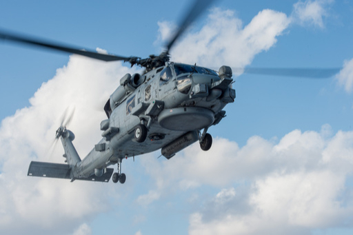 미 해군 MH-60R 해상작전헬기가 필리핀 해역에서 훈련을 진행하고 있다. MH-60R은 해상작전헬기 12대 추가 도입 사업의 유력 후보기종이다. 미 해군 제공