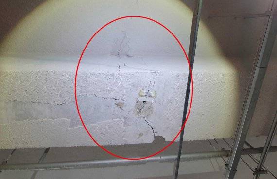 부산 금곡동 동원역 삼정그린코아 아파트의 지하 1~4층 주차장에서 발생한 균열.