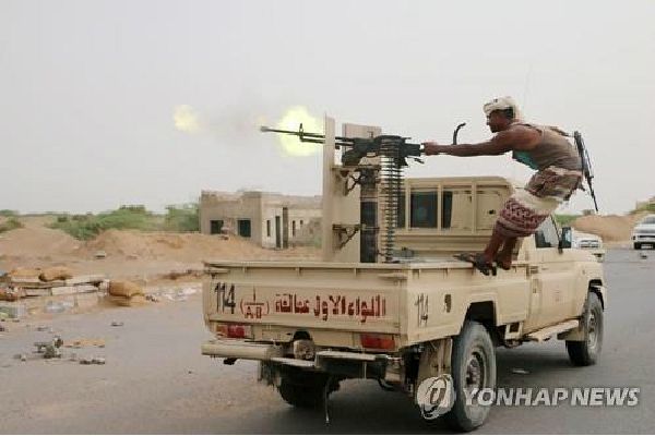 예멘 친정부군 대원이 전투를 벌이고 있다.(사진=연합뉴스 제공)