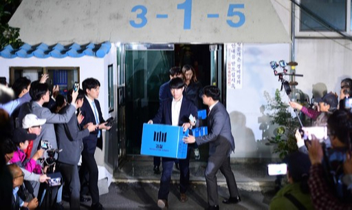 검찰 관계자들이 지난 23일 오후 서울 서초구 방배동 조국 법무부 장관 자택 압수수색을 마친 뒤 압수품이 담긴 상자를 들고 차량으로 이동하고 있다. 뉴시스