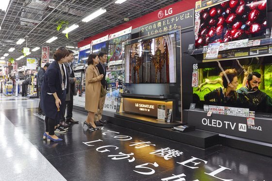 일본 도쿄 아키하바라에 있는 한 전자제품 매장에 LG TV가 전시돼 있다. '모든 OLED TV는 LG에서 시작된다(全ての有機ELテレビは, LGからはじまる)'는 문구가 붙어 있다. [사진 LG전자]