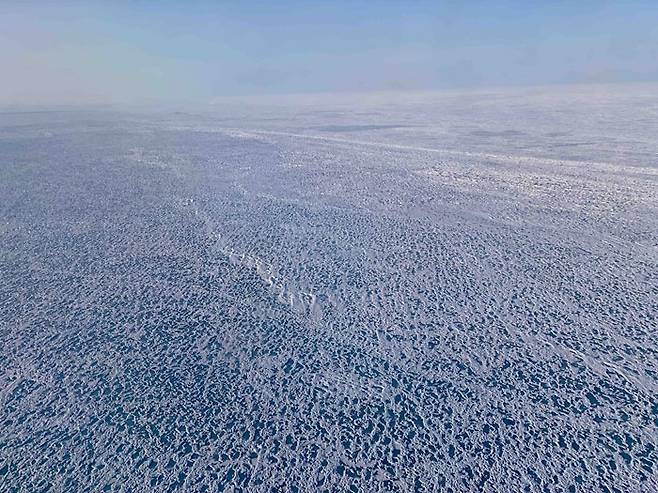 그린란드 주변 바다를 덮었던 거대한 빙하가 녹아 작은 얼음으로 쪼개진 모습. 과학계는 온난화의 영향으로 보고 있다. 미국항공우주국(NASA) 제공