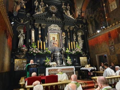 폴란드 야스고나라 '검은 성모' 성화 (쳉스토호바<폴란드>=연합뉴스) 양정우 기자 = 폴란드 중부 도시인 쳉스토호바에는 폴란드 최대 순례지로 꼽히는 야스고나라 수도원이 자리 잡고 있다. 언덕배기에 위치한 이 수도원 성당 중앙 제대 뒤로 매년 전 세계에서 500만명의 순례객을 불러모으는 '검은 성모(Black Madonna)' 성화가 있다. 2019.9.30 eddie@yna.co.kr (끝)