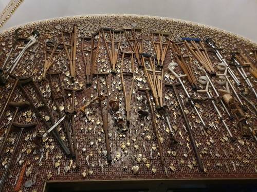 폴란드 야스고나라 수도원 성당 채운 목발들 (쳉스토호바<폴란드>=연합뉴스) 양정우 기자 = 폴란드 중부 도시인 쳉스토호바에는 폴란드 최대 순례지로 꼽히는 야스고나라 수도원이 자리 잡고 있다. 언덕배기에 위치한 이 수도원 성당 중앙 제대 뒤로 매년 전 세계에서 500만명의 순례객을 불러모으는 '검은 성모(Black Madonna)' 성화가 있다. 사진은 신자들이 봉헌한 목발과 장애인용 보조기구 전시물. 2019.9.30 eddie@yna.co.kr (끝)