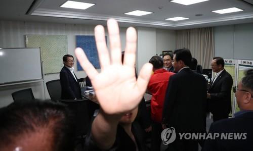 채이배 의원실 찾아간 한국당 의원들 [연합뉴스 자료사진]