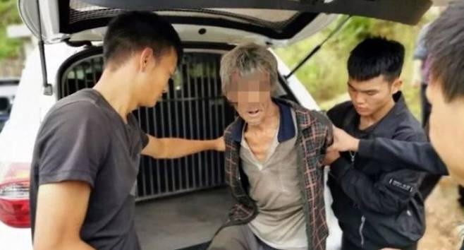 경찰이 동굴에 은신해 있던 탈옥범을 검거하고 있다 - 웨이보 갈무리
