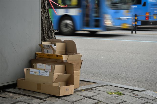 지난달 20일 서울 도봉구 쌍문동 도로변에 빈 박스가 놓여 있다.