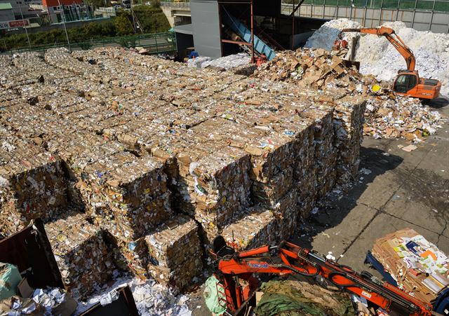 지난달 30일 경기 부천시 소재 한 재활용업체 야적장에 4,500톤 가량의 폐지 재고가 쌓여 있다.