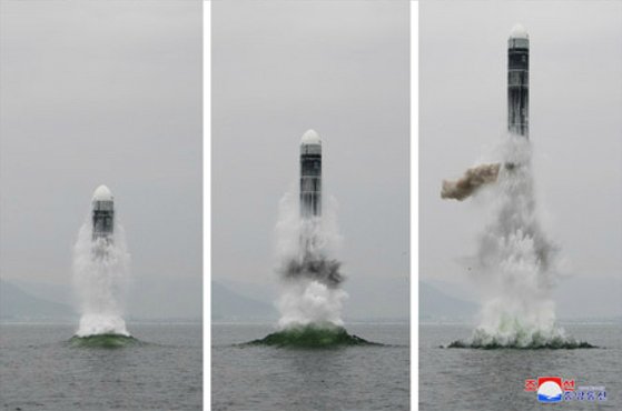 북한이 지난 2일 신형 잠수함발사탄도미사일(SLBM) '북극성-3형'을 성공적으로 시험발사했다고 조선중앙통신이 3일 보도했다. 사진은 중앙통신 홈페이지에 공개된 북극성-3형 발사 모습. [연합뉴스]